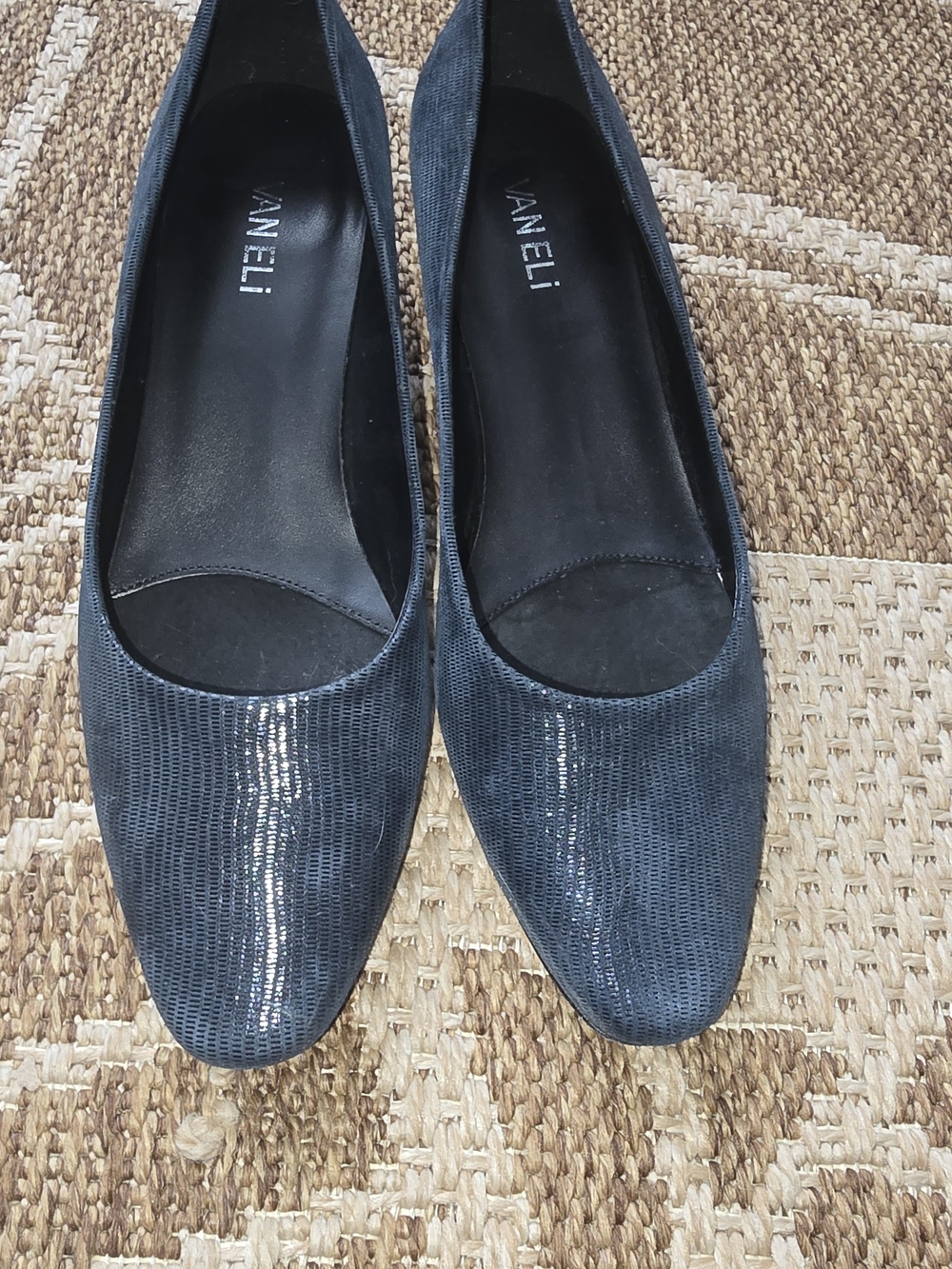 Vaneli Navy Textured Leather Kitten Heel Pumps Size 9.5M Made in Italy